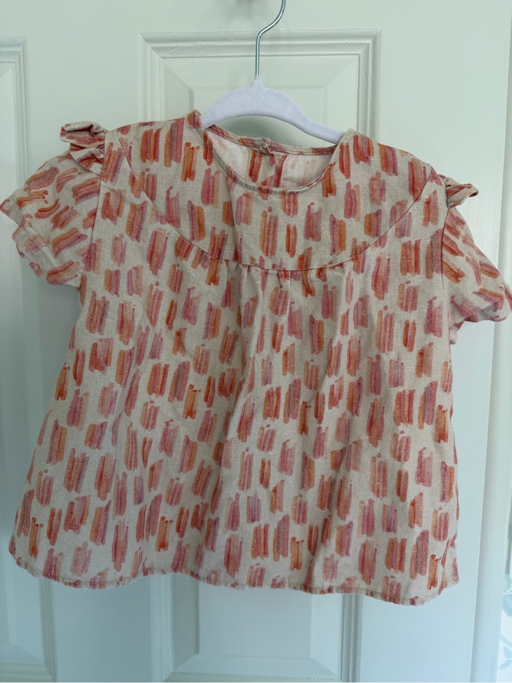 Bonnet a Pompon Linen Flutter Sleeve Top with Pink & Orange Brushstroke Print